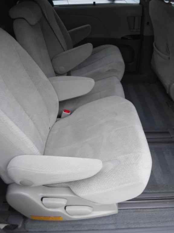 2014 Toyota Sienna Image 33