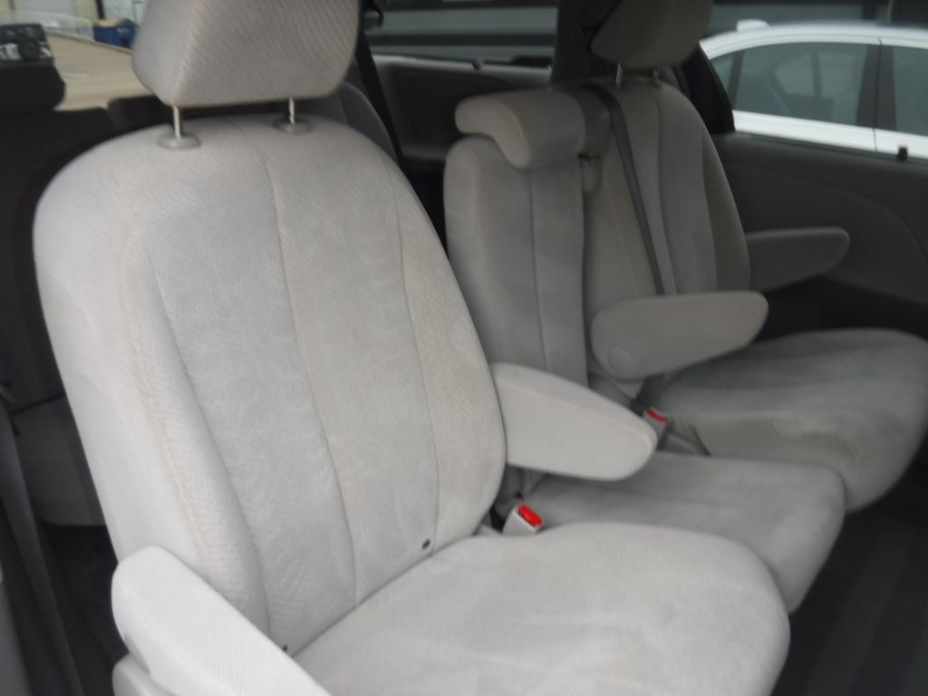 2014 Toyota Sienna Image 34