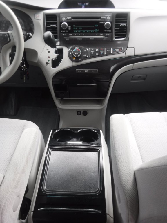 2014 Toyota Sienna Image 38