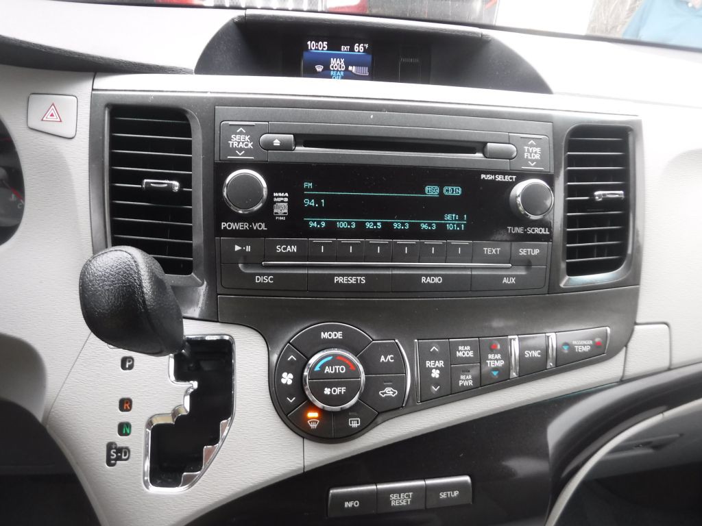 2014 Toyota Sienna Image 39