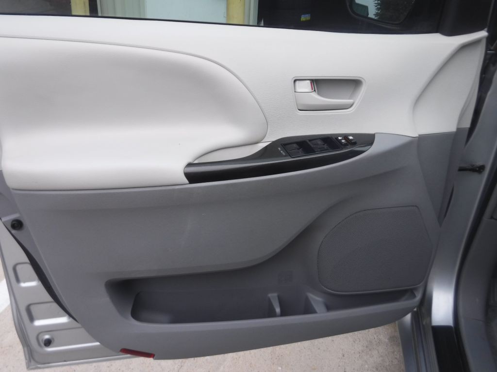 2014 Toyota Sienna Image 43