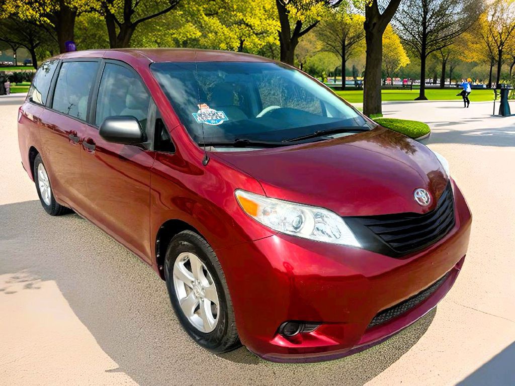 2012 Toyota Sienna Image 1