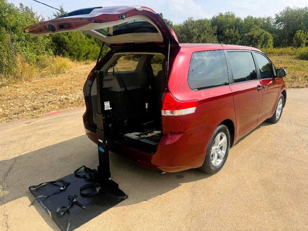 2012 Toyota Sienna Image 2
