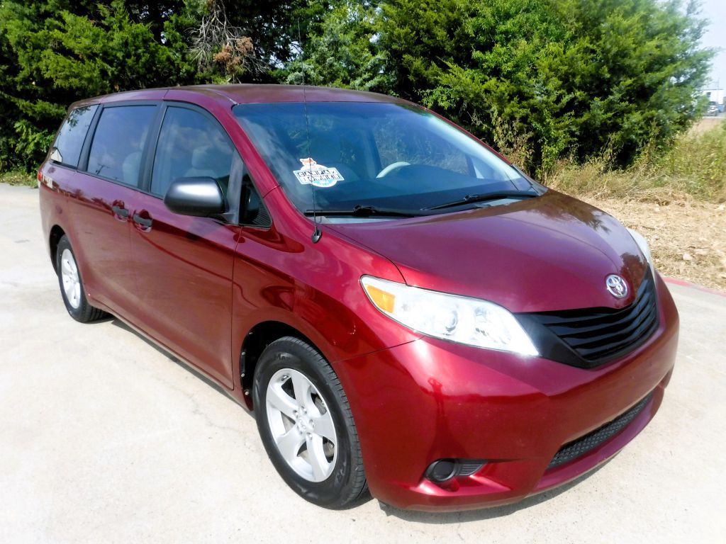 2012 Toyota Sienna Image 3