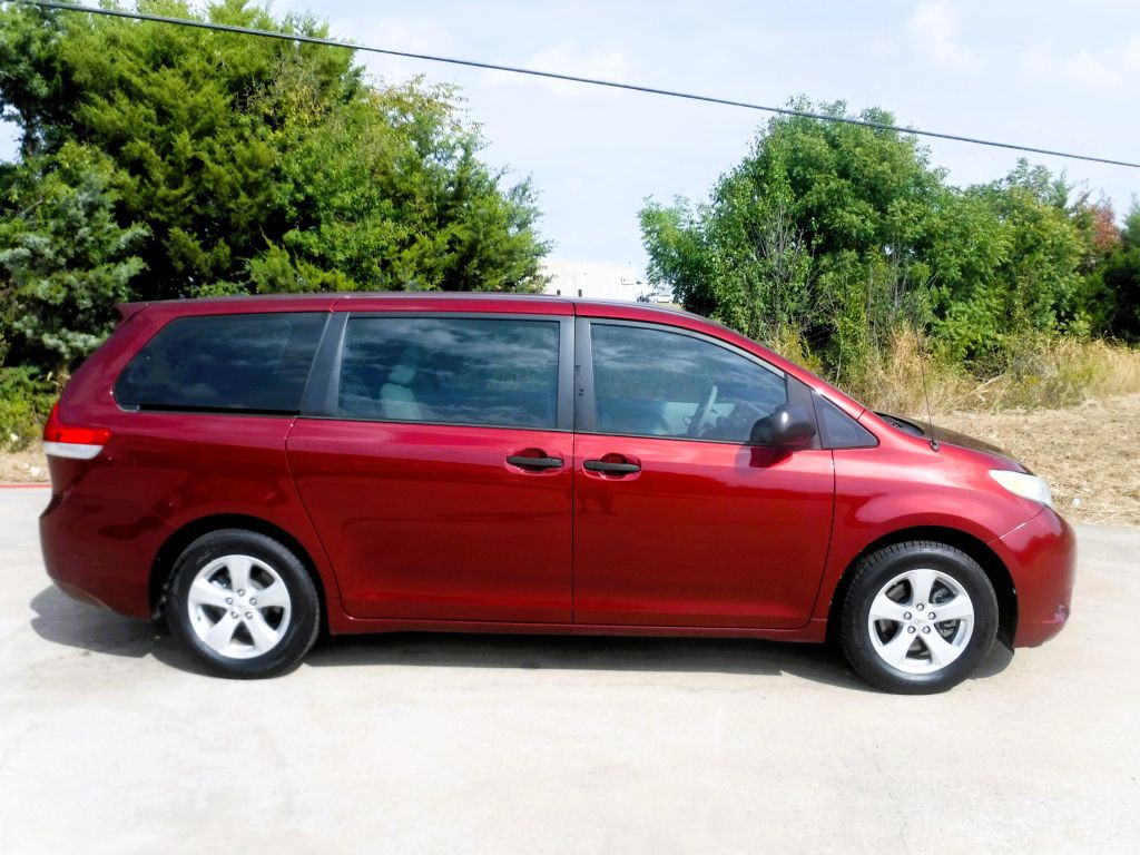2012 Toyota Sienna Image 5