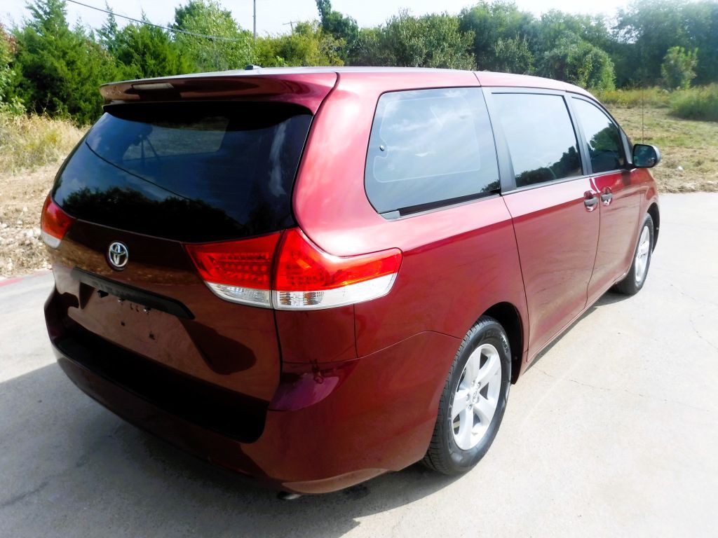 2012 Toyota Sienna Image 7
