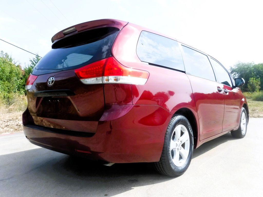 2012 Toyota Sienna Image 8