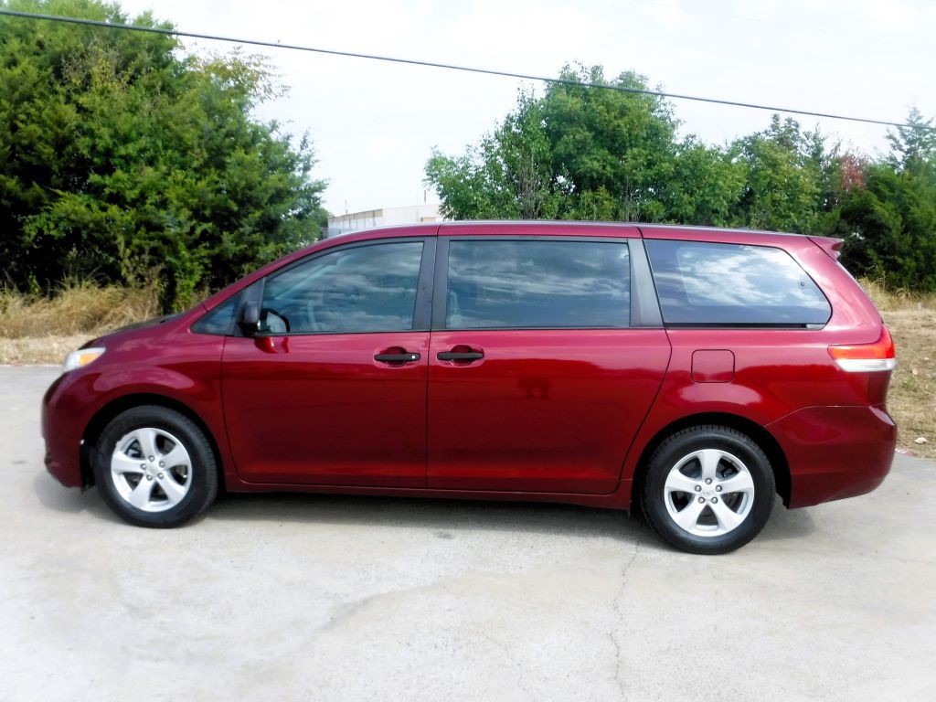 2012 Toyota Sienna Image 11