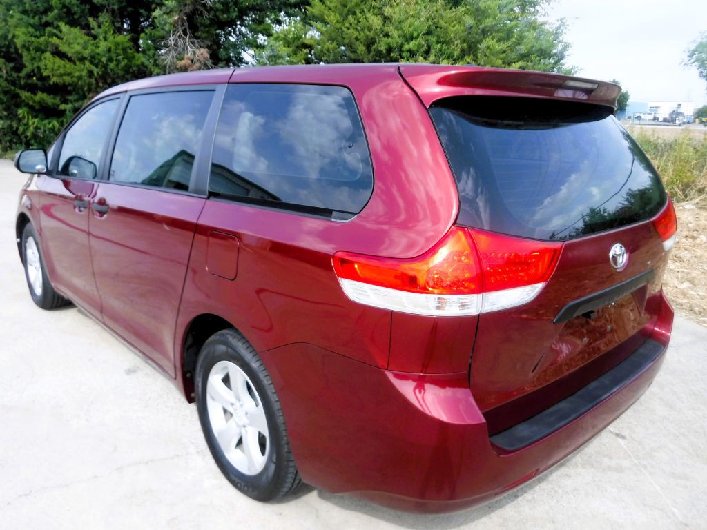 2012 Toyota Sienna Image 13