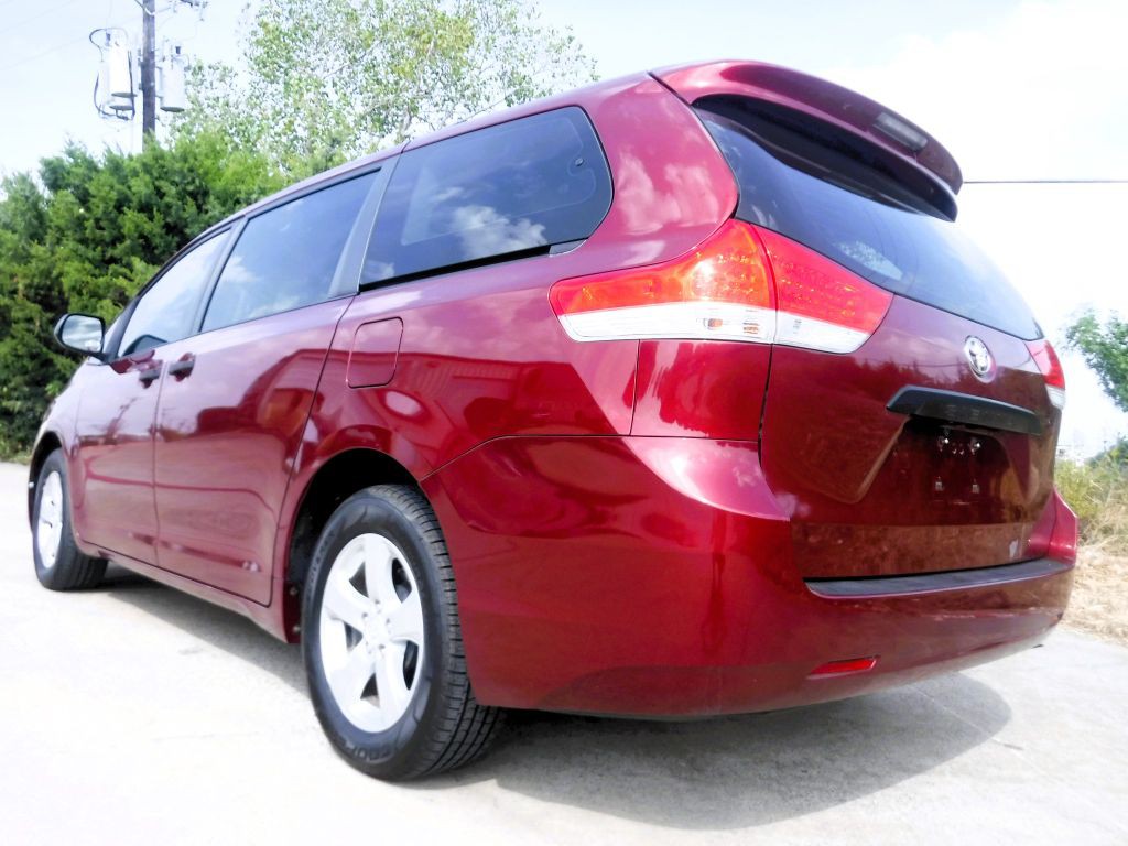 2012 Toyota Sienna Image 14