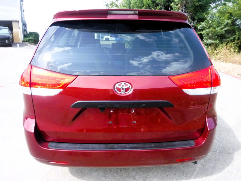 2012 Toyota Sienna Image 17