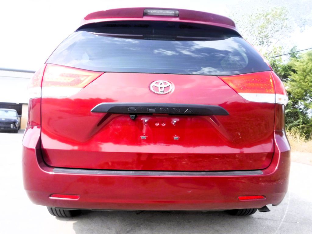 2012 Toyota Sienna Image 18