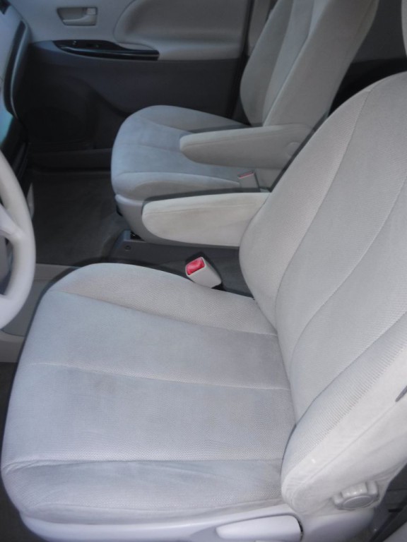 2012 Toyota Sienna Image 26