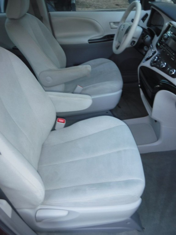 2012 Toyota Sienna Image 27