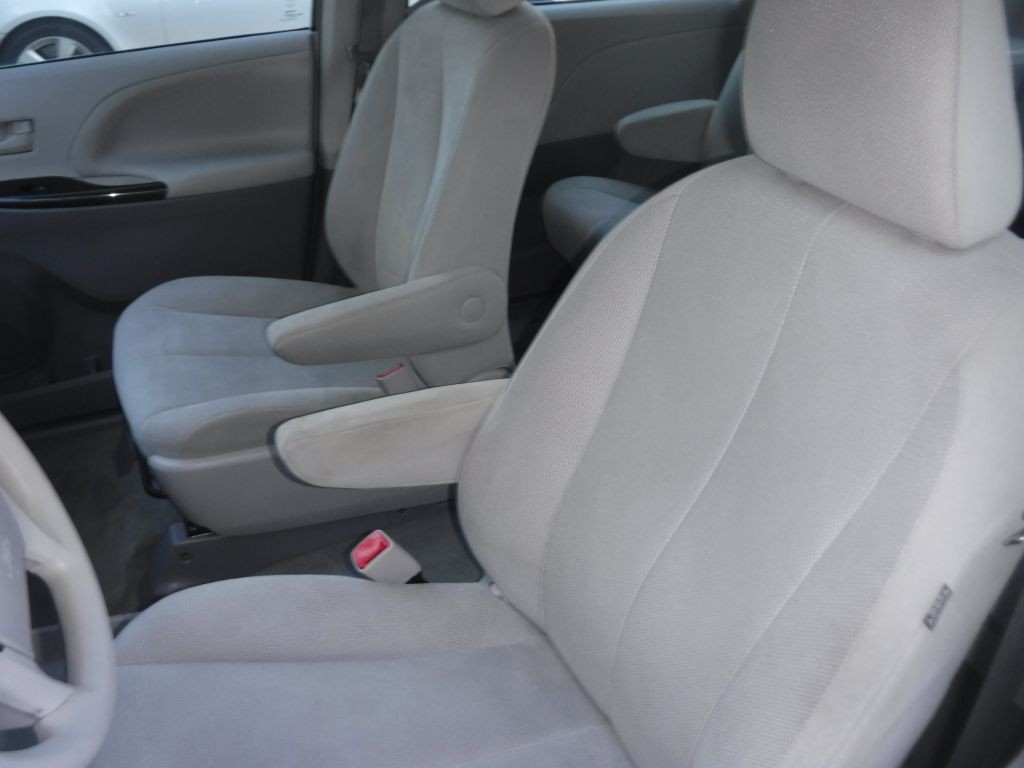 2012 Toyota Sienna Image 28