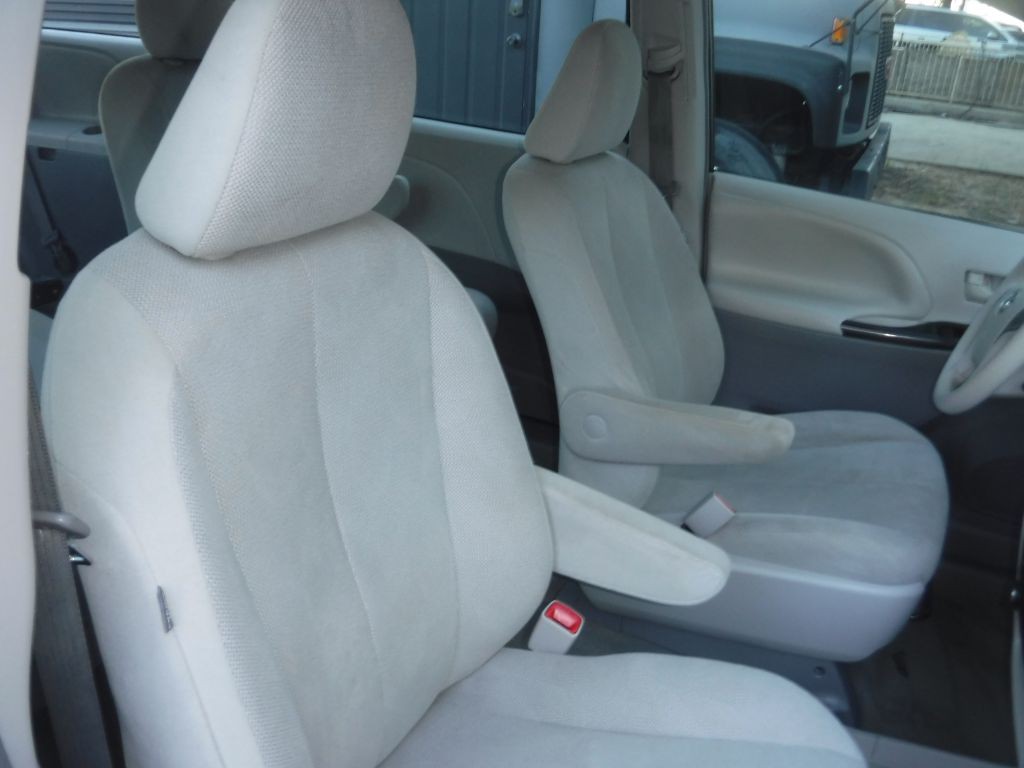 2012 Toyota Sienna Image 29