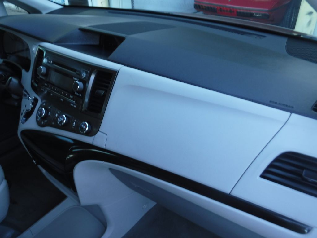 2012 Toyota Sienna Image 31