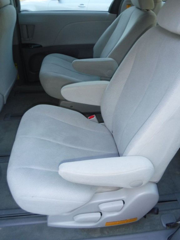 2012 Toyota Sienna Image 32