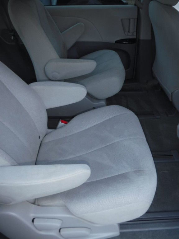 2012 Toyota Sienna Image 33