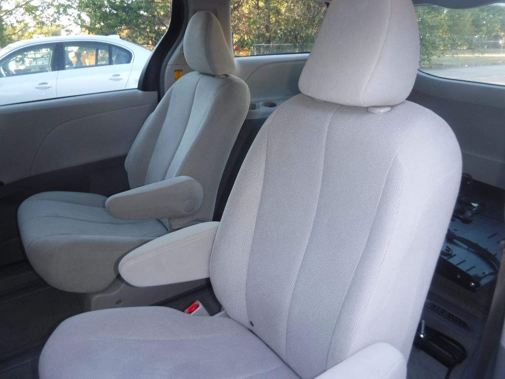 2012 Toyota Sienna Image 34