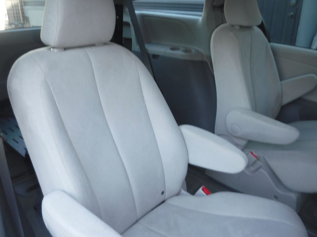 2012 Toyota Sienna Image 35