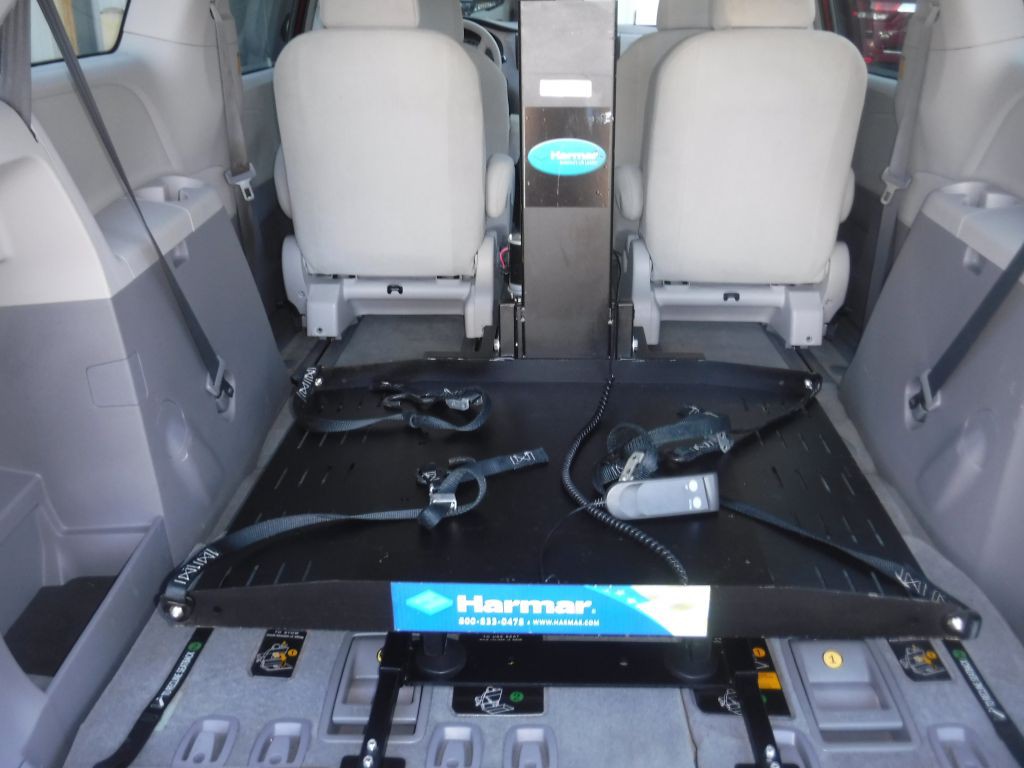 2012 Toyota Sienna Image 38