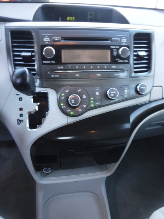 2012 Toyota Sienna Image 39