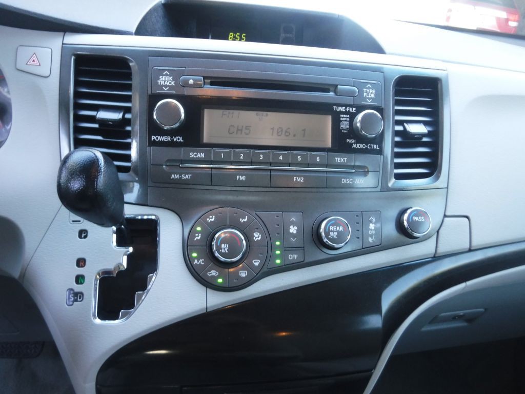 2012 Toyota Sienna Image 40