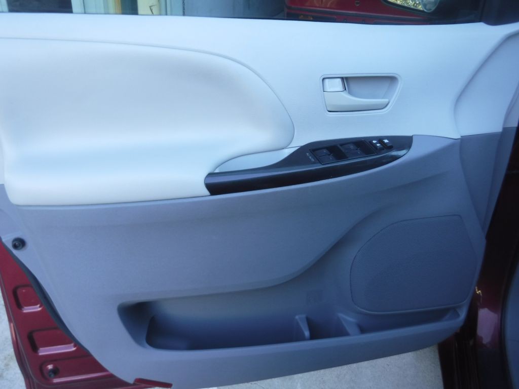 2012 Toyota Sienna Image 45