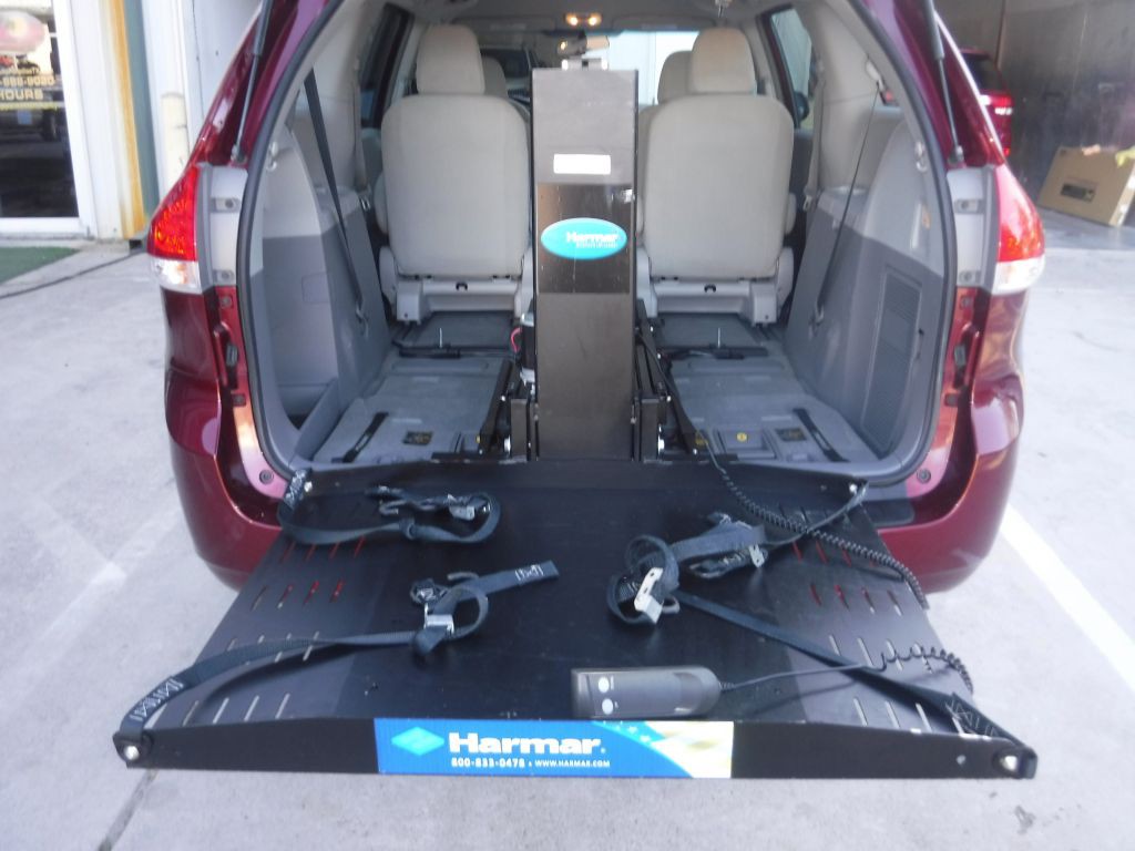 2012 Toyota Sienna Image 48