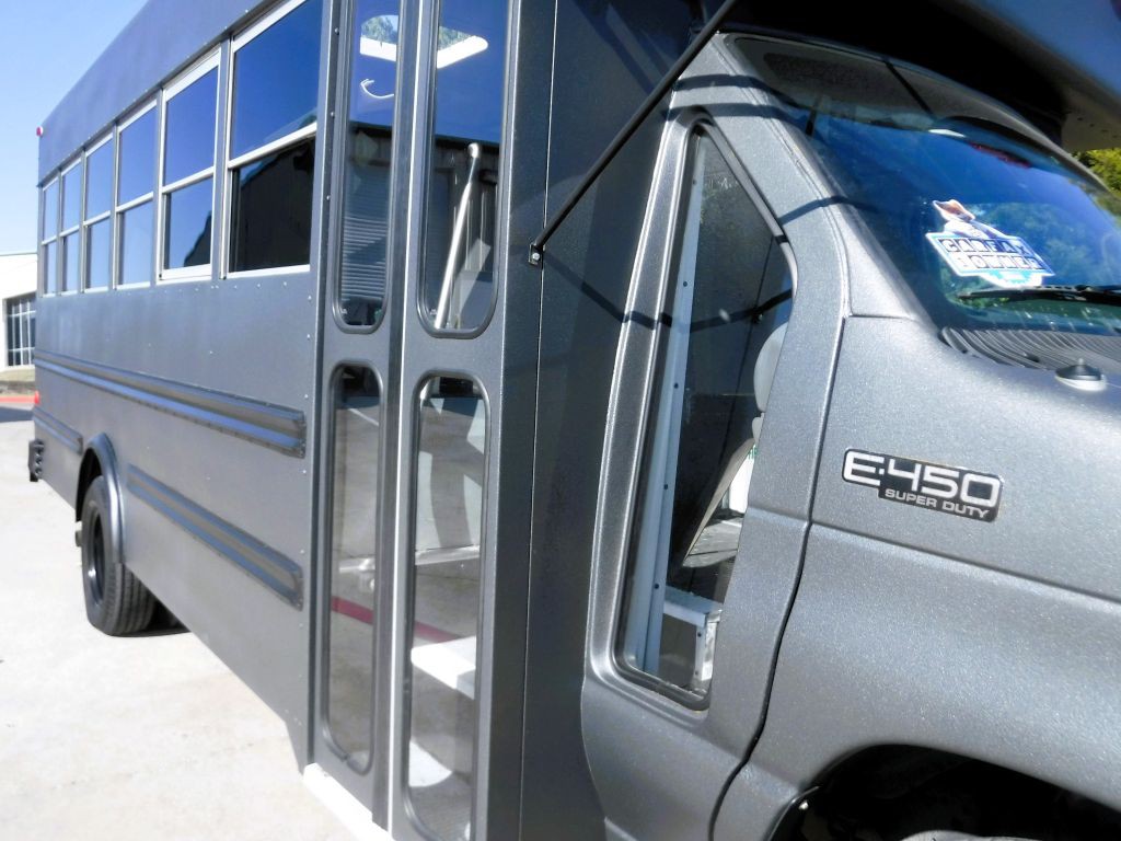 2003 Ford Econoline Image 16