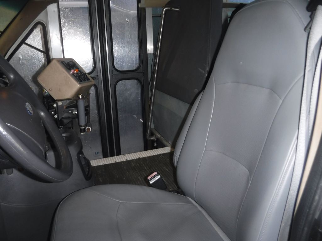 2003 Ford Econoline Image 26