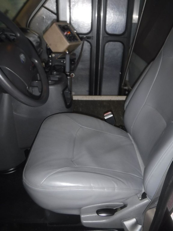 2003 Ford Econoline Image 33