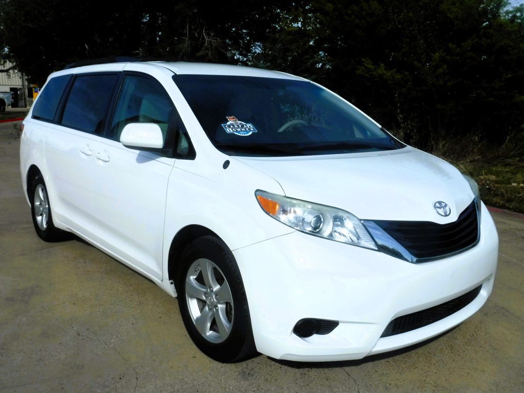 2012 Toyota Sienna Image 2