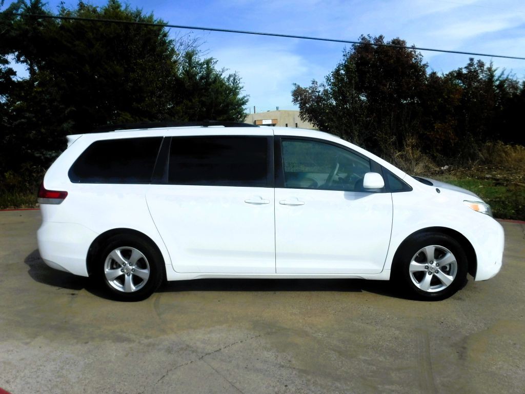 2012 Toyota Sienna Image 4