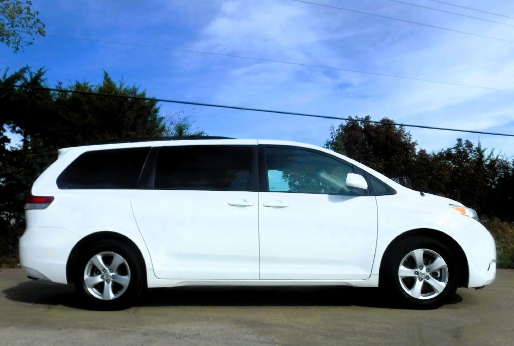 2012 Toyota Sienna Image 5