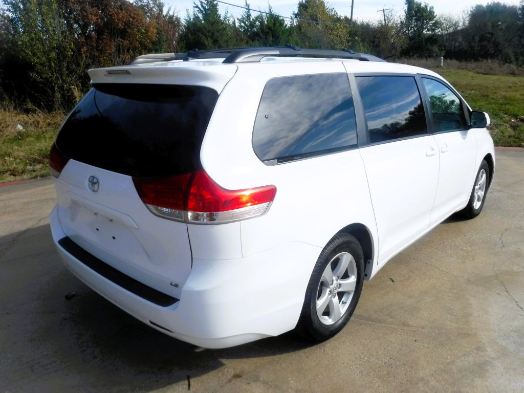 2012 Toyota Sienna Image 6