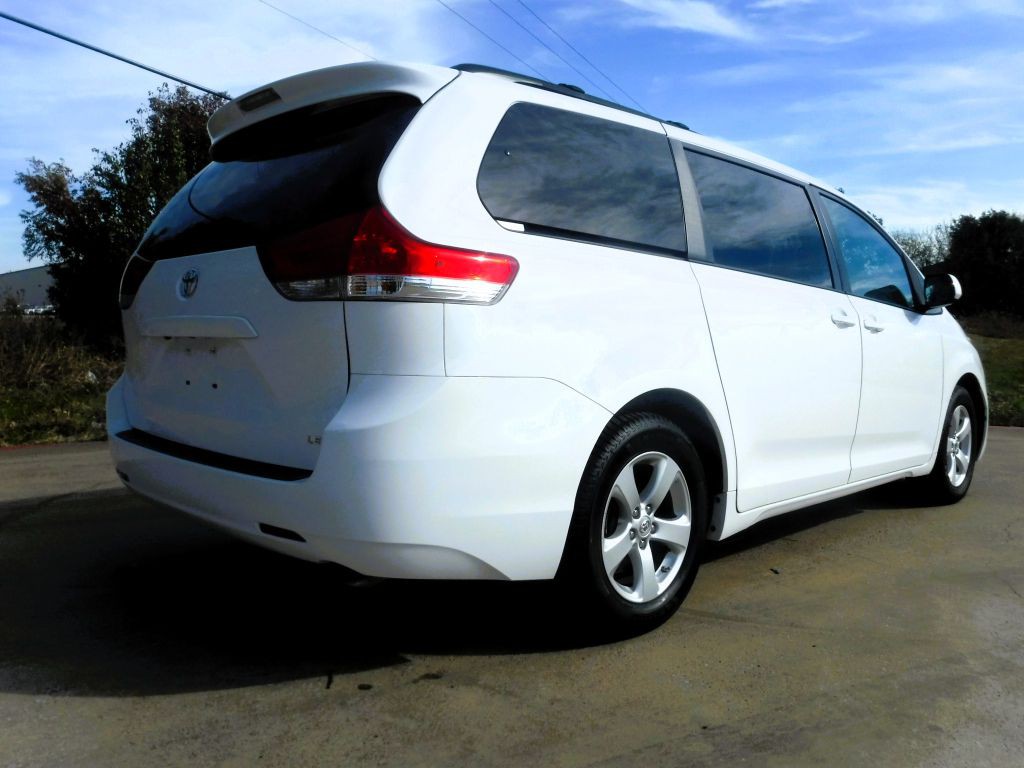 2012 Toyota Sienna Image 7