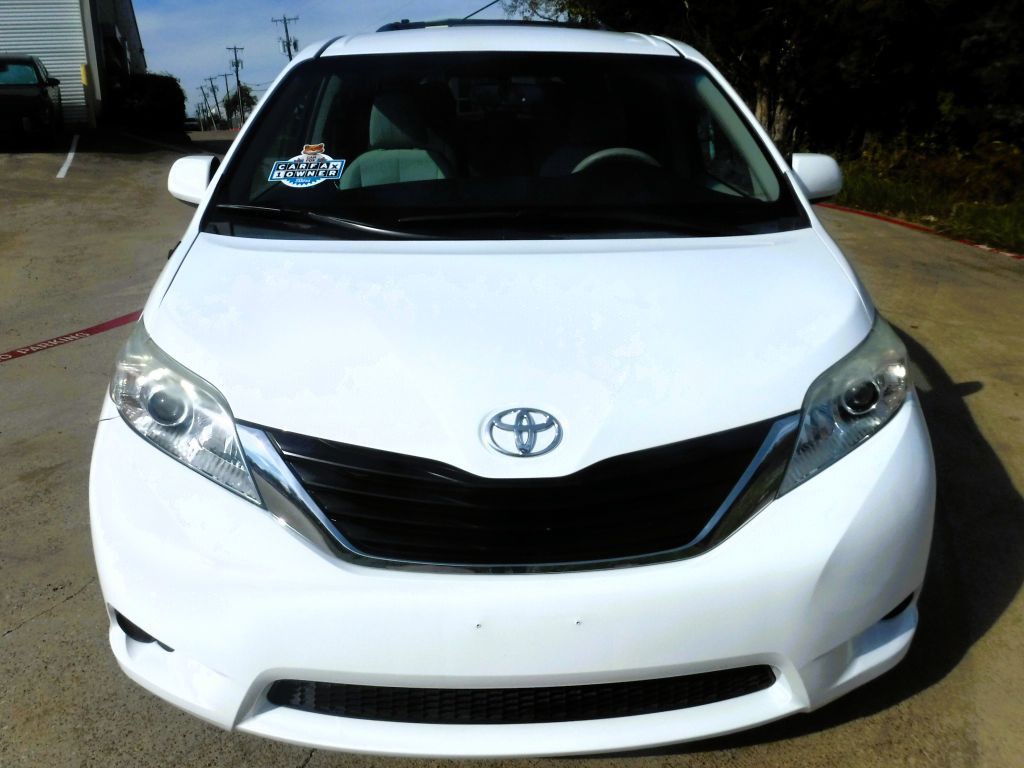 2012 Toyota Sienna Image 8