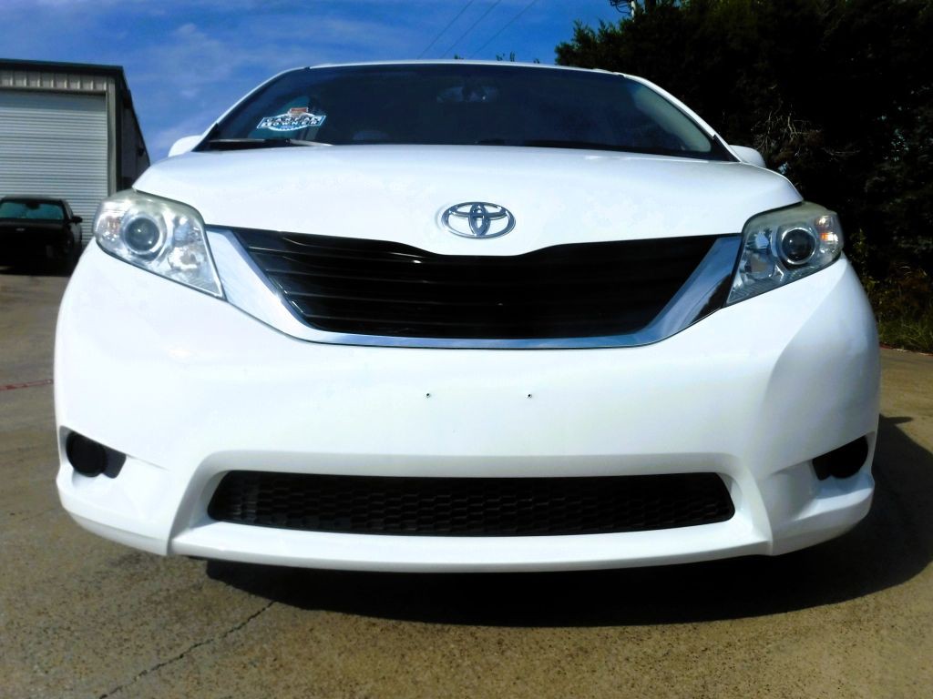 2012 Toyota Sienna Image 9