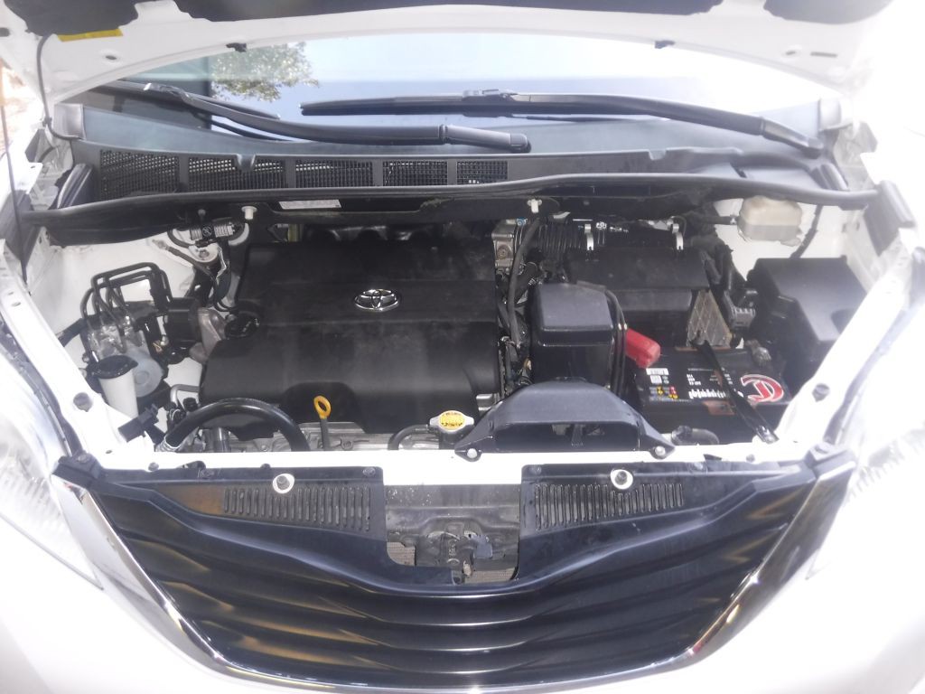 2012 Toyota Sienna Image 13
