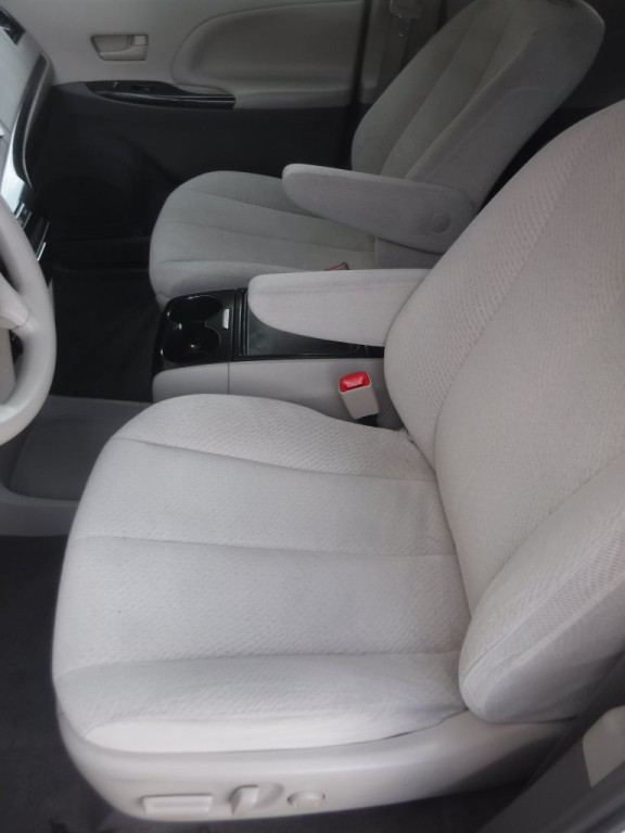 2012 Toyota Sienna Image 17