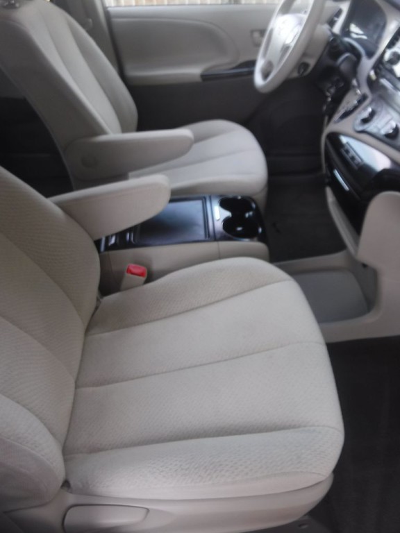 2012 Toyota Sienna Image 18
