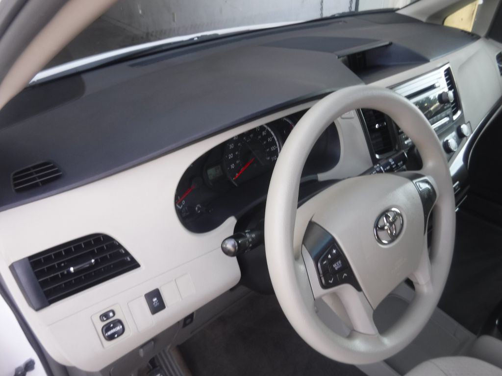 2012 Toyota Sienna Image 21