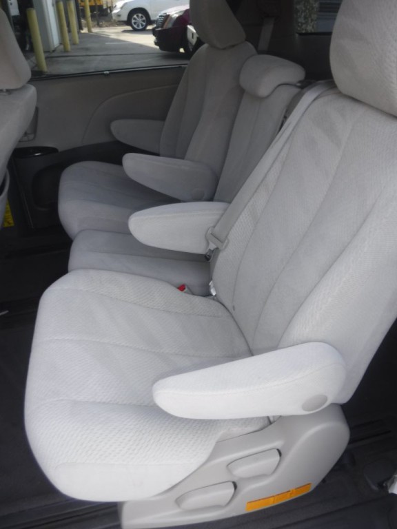2012 Toyota Sienna Image 23