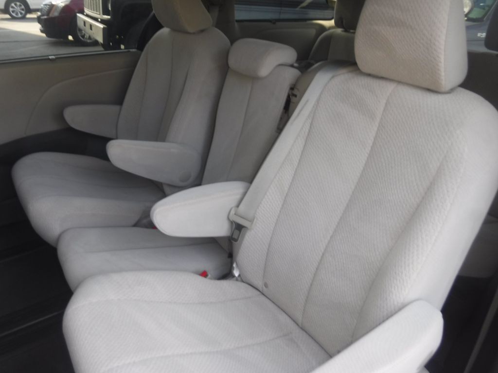 2012 Toyota Sienna Image 25