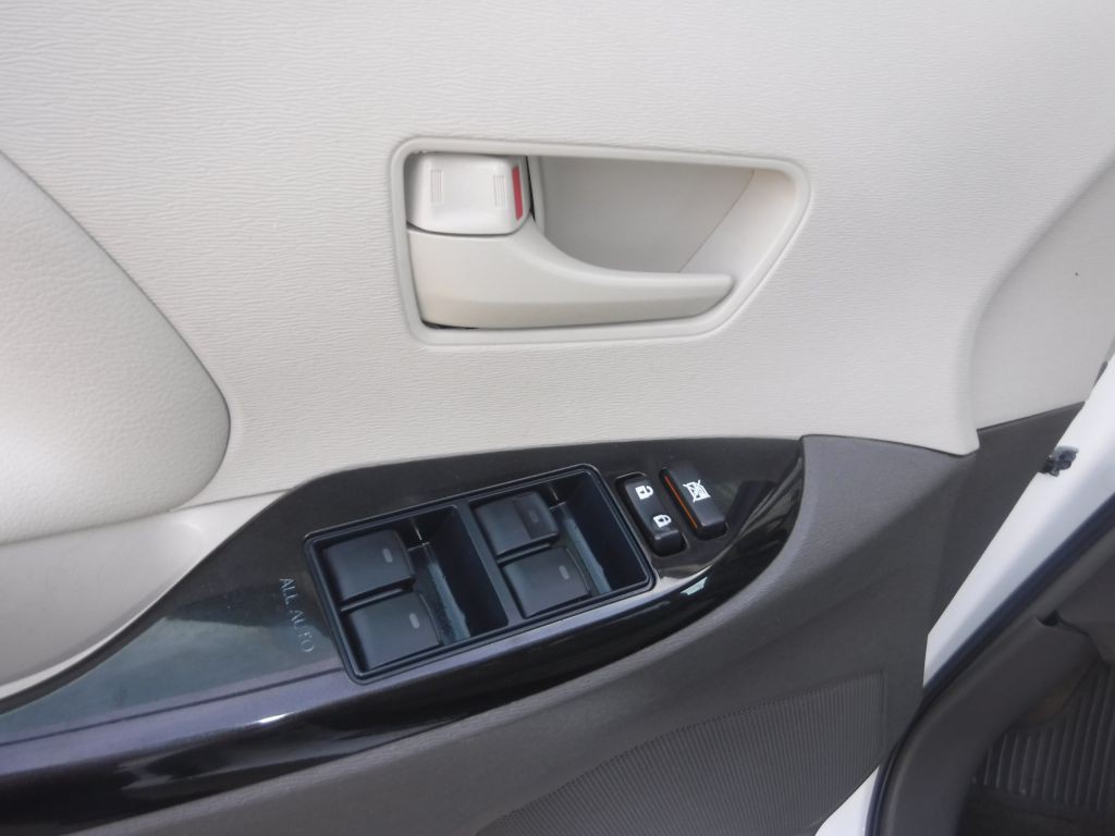 2012 Toyota Sienna Image 35