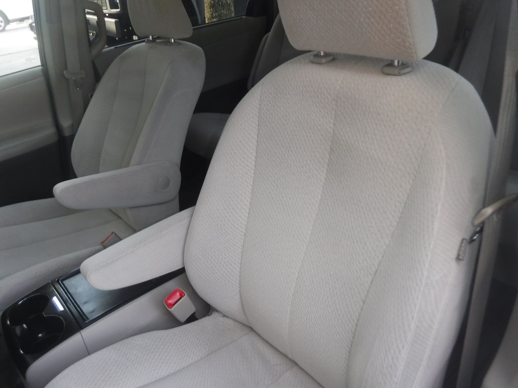 2012 Toyota Sienna Image 20