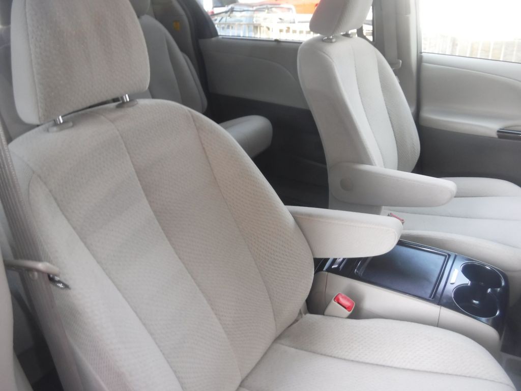 2012 Toyota Sienna Image 21