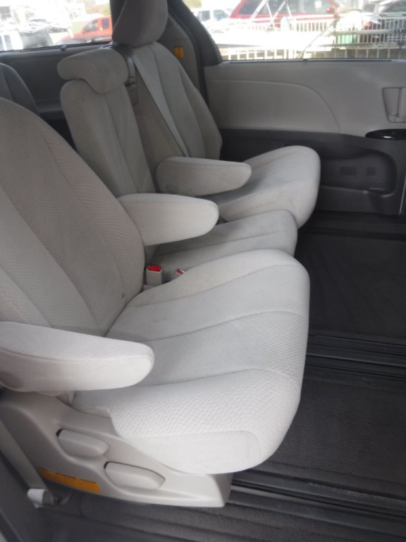 2012 Toyota Sienna Image 25